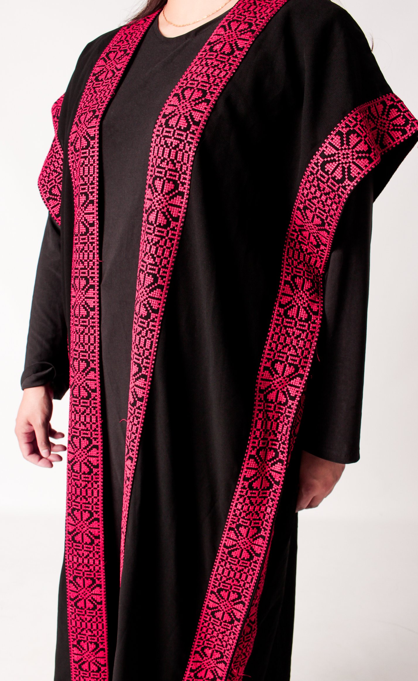 Sleeveless Black Open Abayah with Red Tatreez and Belt - Image 2
